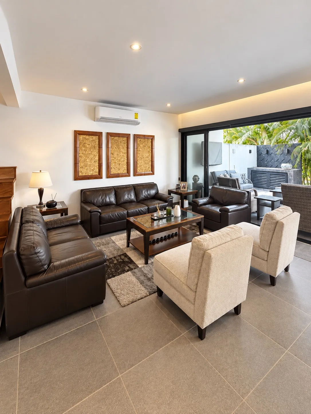 CASA EN RESIDENCIAL ARBOLADA — foto 2